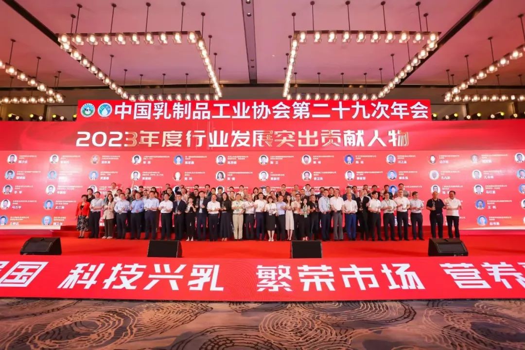 參觀拓思路 交流促發(fā)展 | 集團領導參加中乳協(xié)第二十九次年會暨中國（國際）乳業(yè)技術(shù)博覽會并到江西陽光乳業(yè)參觀座談
