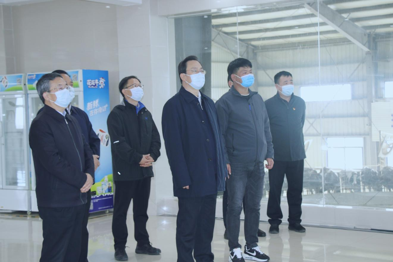 河南省人大常委會(huì)黨組書記、副主任孔昌生蒞臨花花牛魯山瑞亞牧場(chǎng)參觀調(diào)研