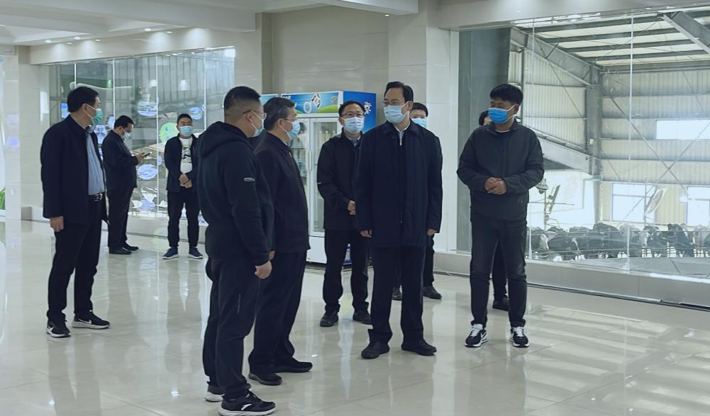 河南省人大常委會(huì)黨組書記、副主任孔昌生蒞臨花花牛魯山瑞亞牧場(chǎng)參觀調(diào)研