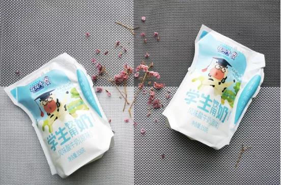 花花牛首款愛克林低溫學(xué)生飲用酸牛奶上市啦?。。? title=