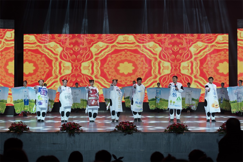 “不忘初心、聚力前行” 花花牛集團(tuán)2018迎新春聯(lián)歡會隆重舉行