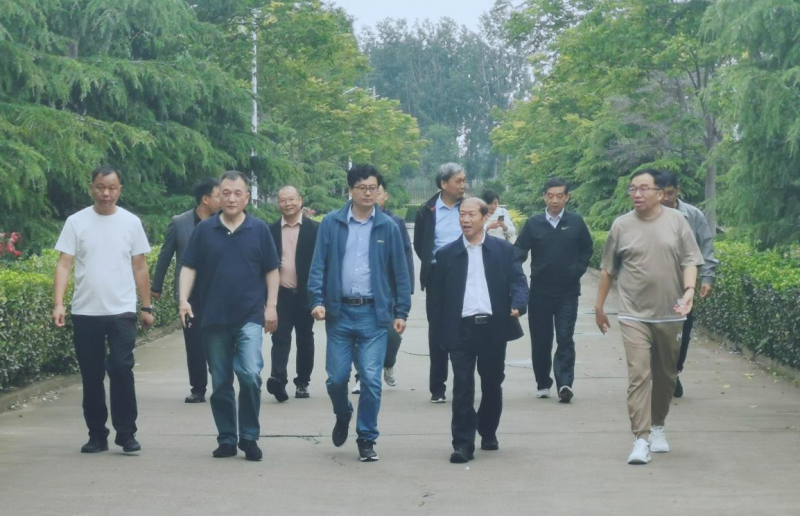 花花牛丨河南農(nóng)業(yè)大學黨委副書記、校長介曉磊一行蒞臨花花牛河南瑞亞參觀調(diào)研
