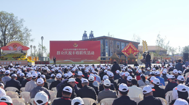 領(lǐng)導(dǎo)關(guān)懷 | 國務(wù)院副總理劉國中在2024年中國農(nóng)民豐收節(jié)全國主場活動上參觀花花牛展臺，關(guān)注并了解花花牛3.8g鮮牛奶等產(chǎn)品